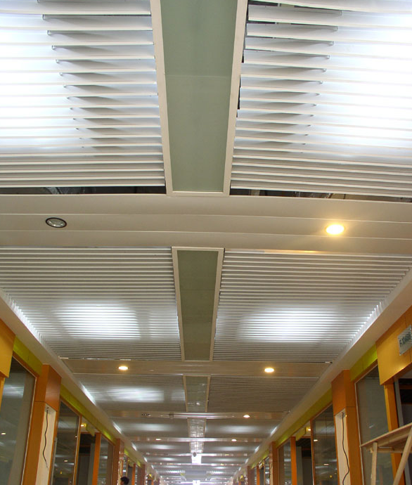 Large honeycomb aluminum ceiling, eaves construction method