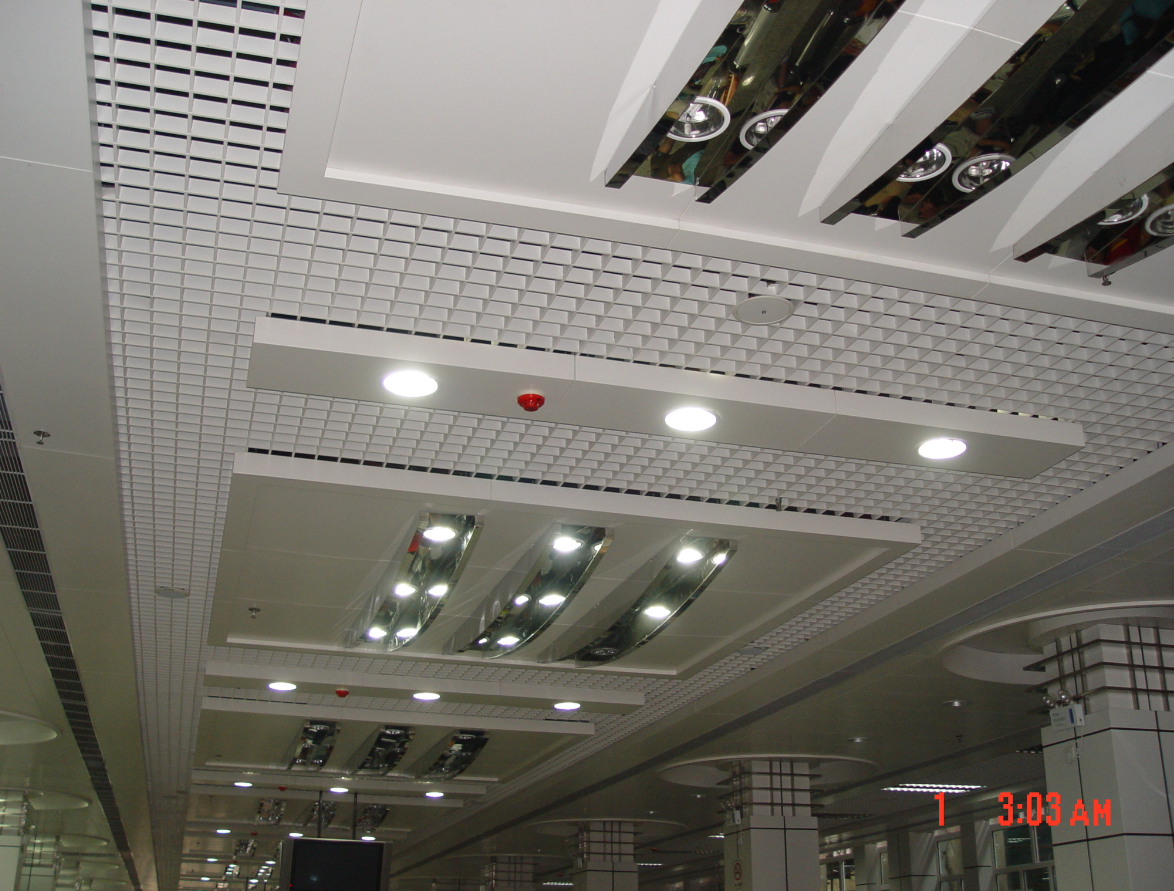 What are the advantages of using aluminum honeycomb panels?