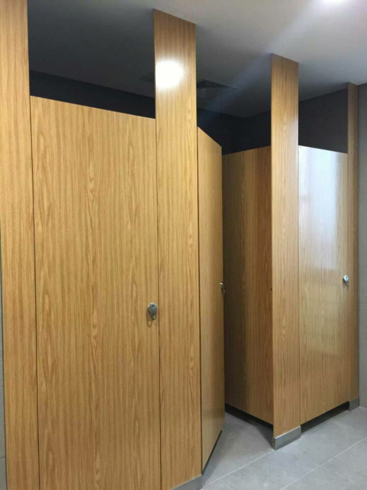 Aluminum honeycomb panel toilet partition