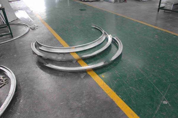 Composite floor buckle strip