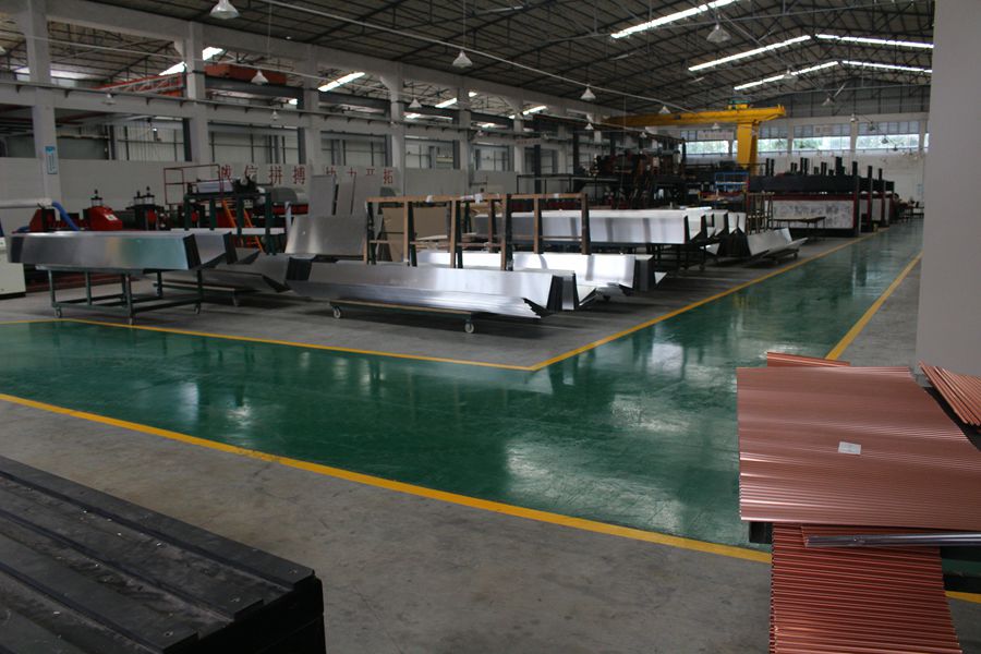 Aluminum honeycomb panel automatic line workshop 1_copy. jpg