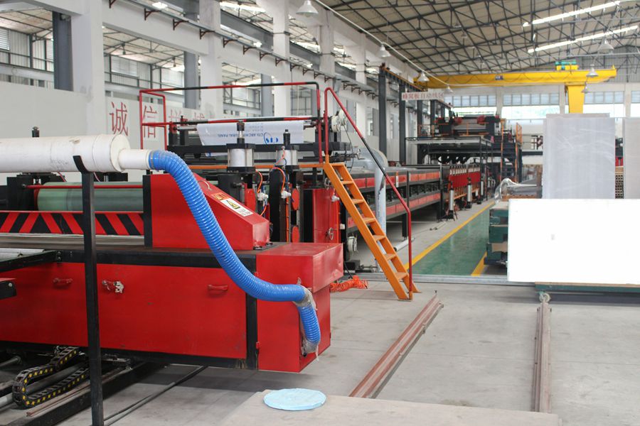 Aluminum honeycomb panel automatic line workshop 3_copy. jpg